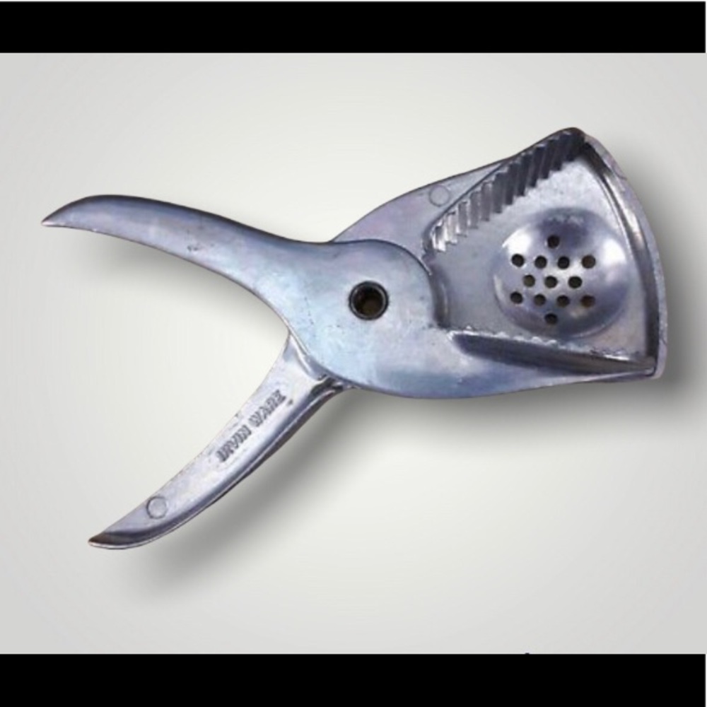 Vintage Irvin Ware Aluminum Hand Held Citrus Juicer Strainer Lemon Lime Squeezer